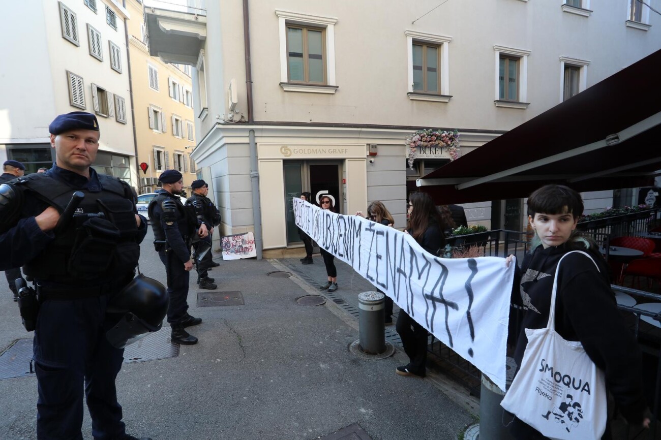 Rijeka: Molitelji pred katedralom i prosvjednici Rijeka: Molitelji pred katedralom i prosvjednici