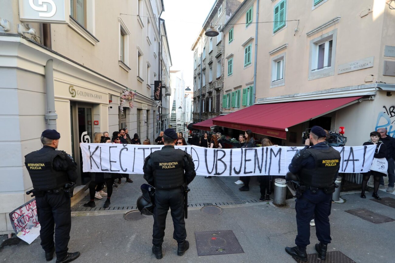 Rijeka: Molitelji pred katedralom i prosvjednici Rijeka: Molitelji pred katedralom i prosvjednici