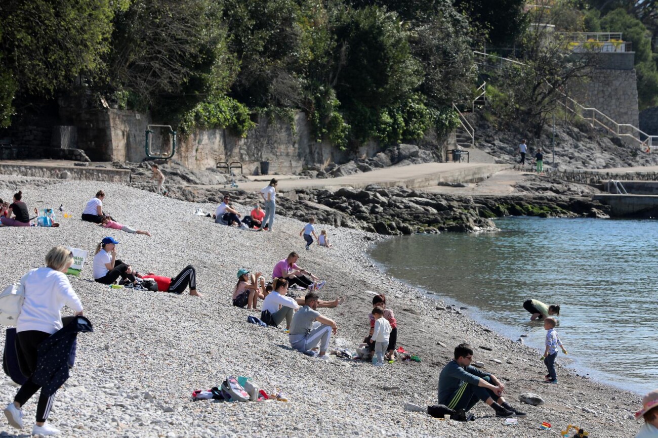 Rijeka: Mnogobrojni Rije?ani na plai Kantrida Rijeka: Mnogobrojni Rije?ani na plai Kantrida