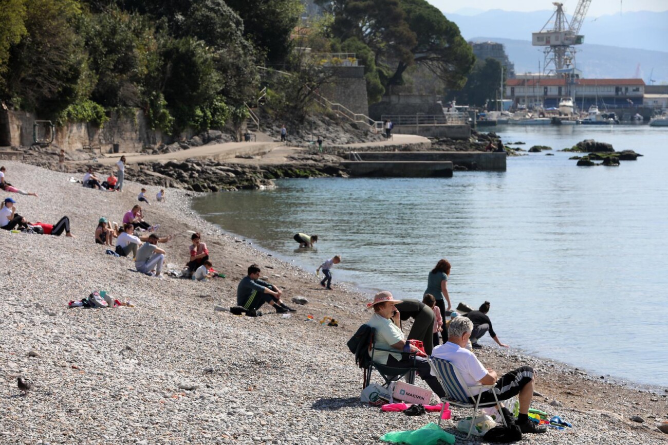 Rijeka: Mnogobrojni Riječani na plaži Kantrida Rijeka: Mnogobrojni Riječani na plaži Kantrida