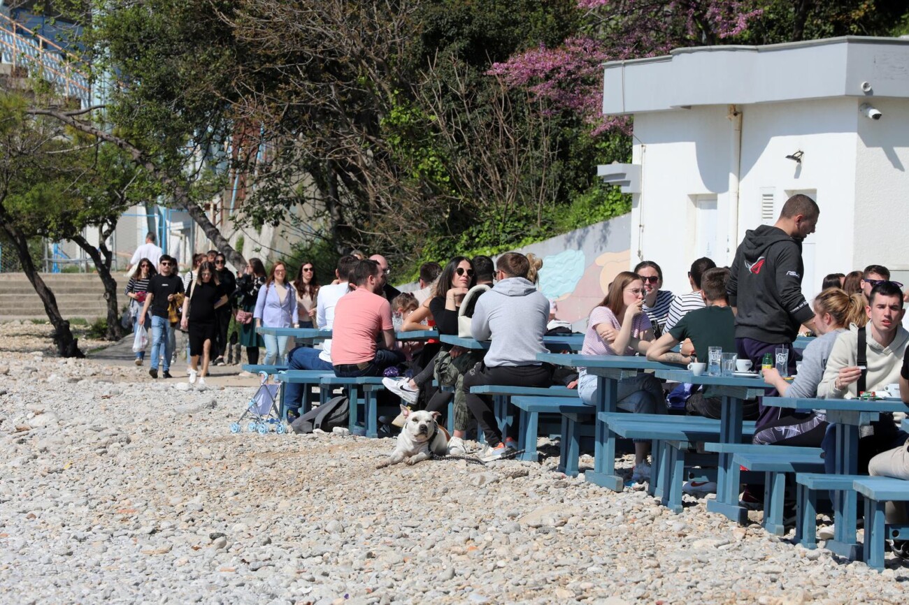 Rijeka: Mnogobrojni Riječani na plaži Kantrida Rijeka: Mnogobrojni Riječani na plaži Kantrida