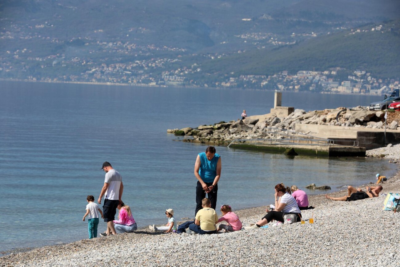 Rijeka: Mnogobrojni Rije?ani na plai Kantrida Rijeka: Mnogobrojni Rije?ani na plai Kantrida