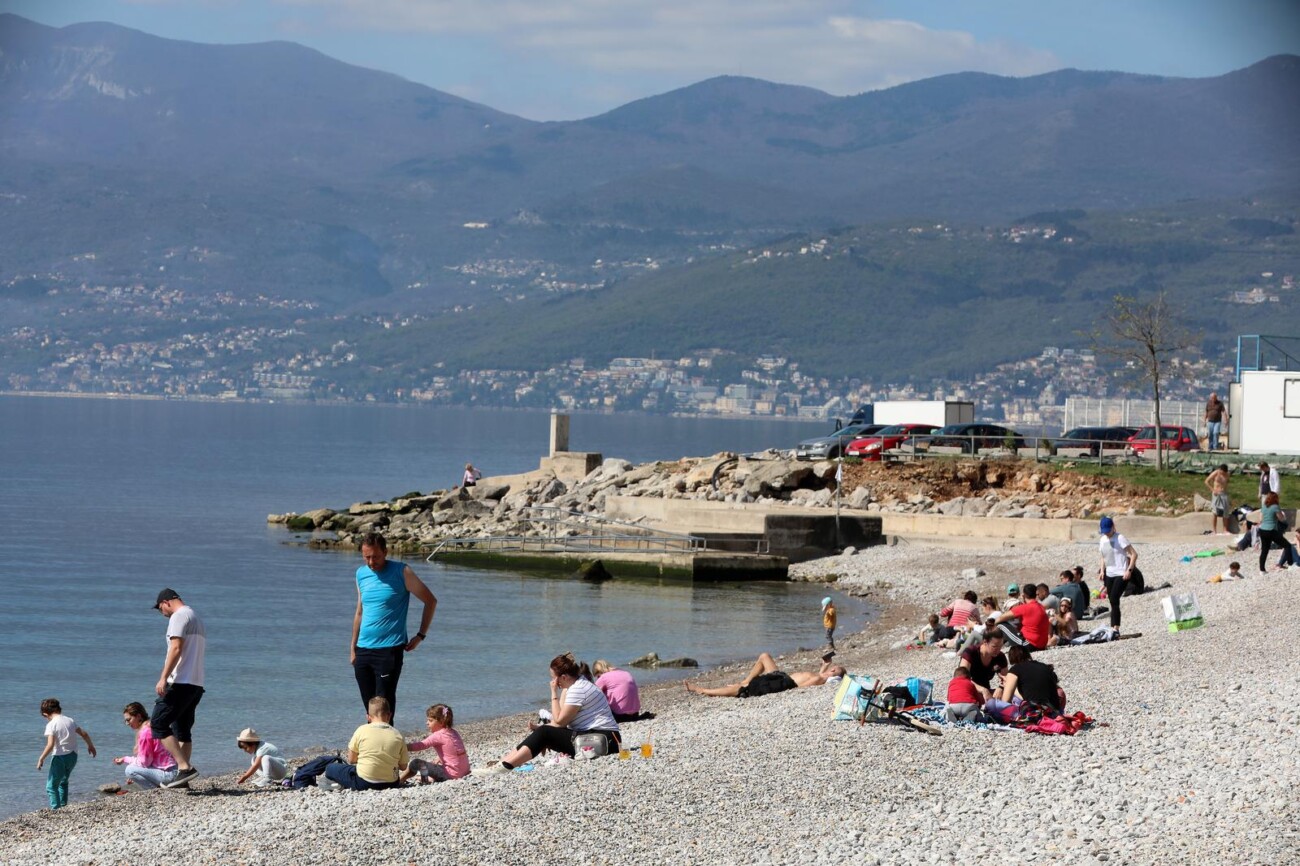 Rijeka: Mnogobrojni Rije?ani na plai Kantrida Rijeka: Mnogobrojni Rije?ani na plai Kantrida