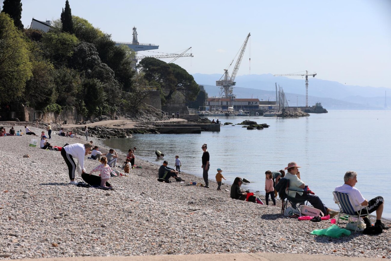 Rijeka: Mnogobrojni Riječani na plaži Kantrida Rijeka: Mnogobrojni Riječani na plaži Kantrida
