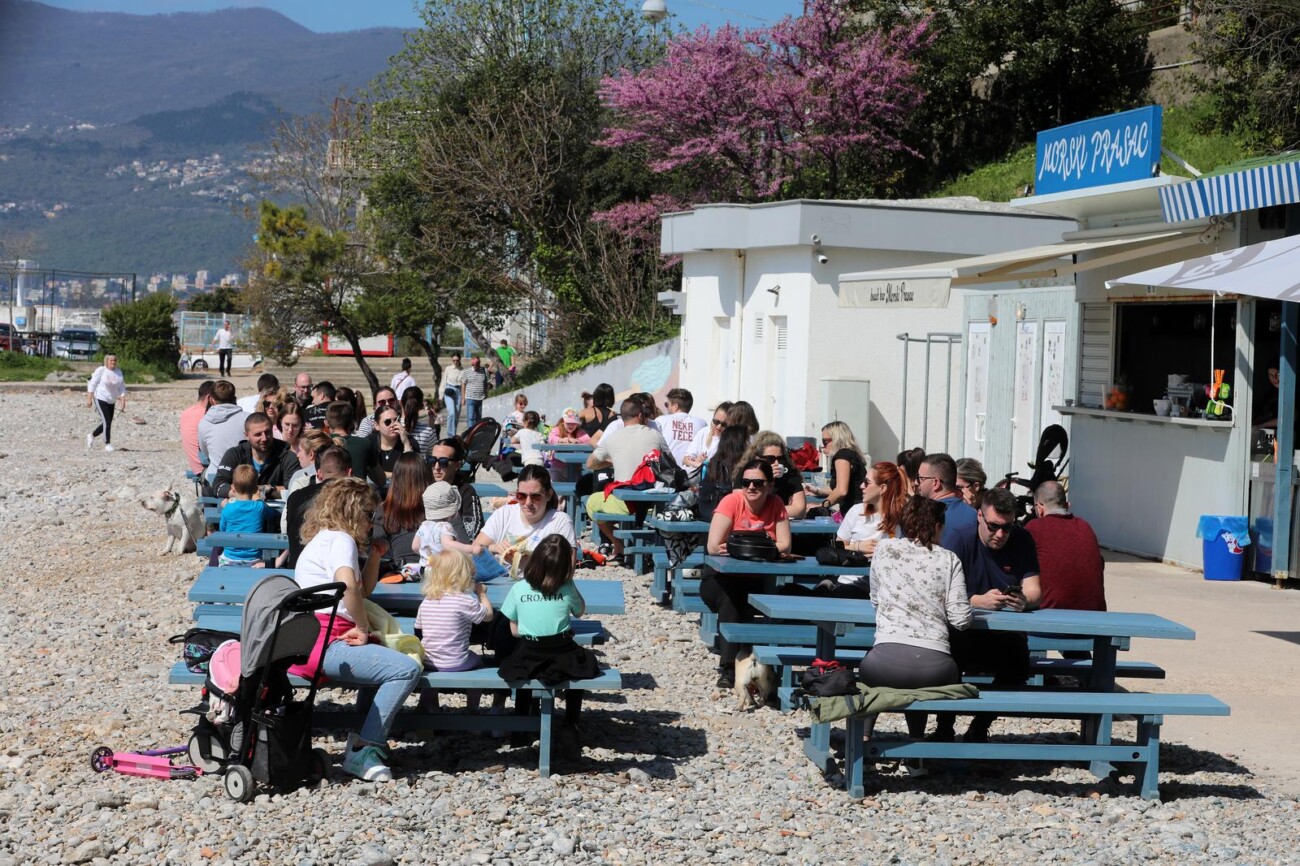 Rijeka: Mnogobrojni Rije?ani na plai Kantrida Rijeka: Mnogobrojni Rije?ani na plai Kantrida