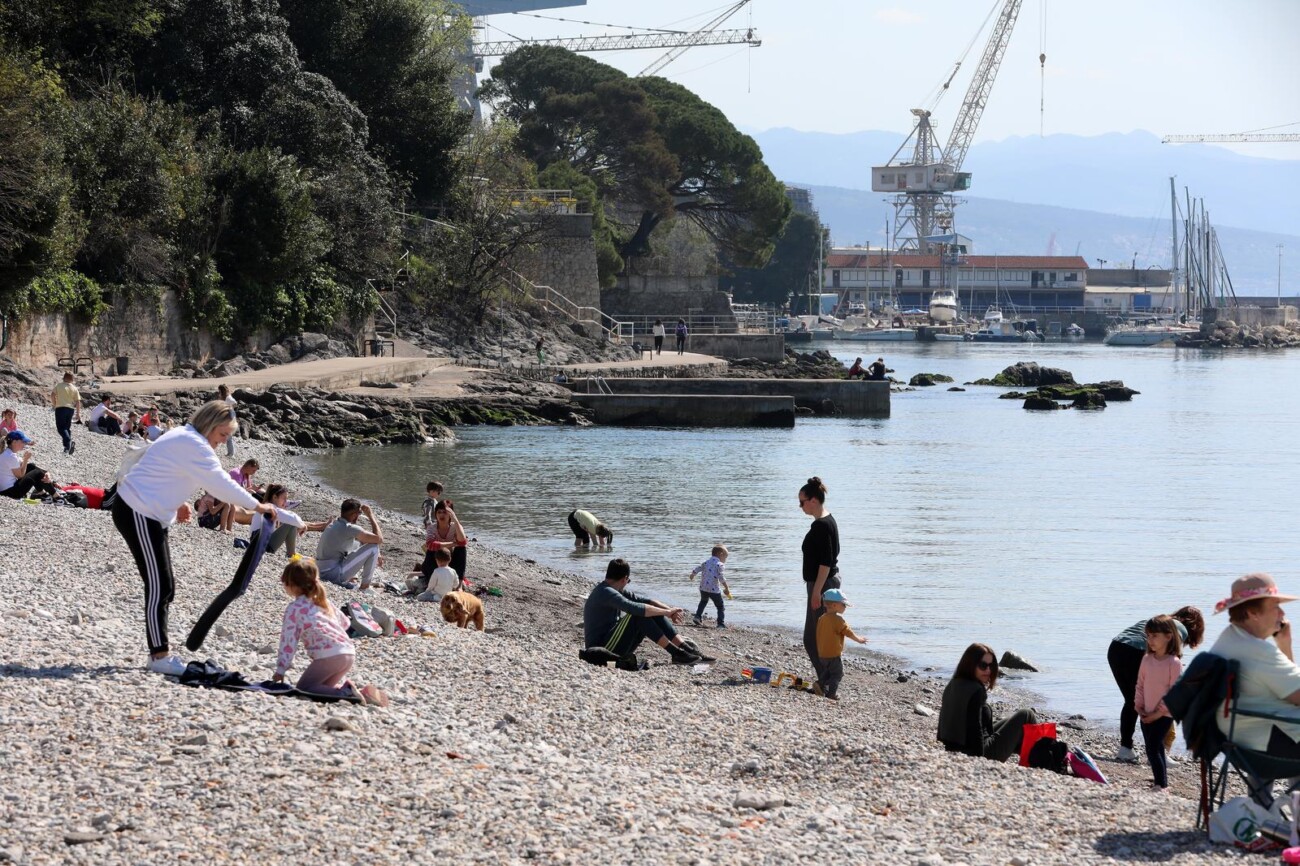 Rijeka: Mnogobrojni Riječani na plaži Kantrida Rijeka: Mnogobrojni Riječani na plaži Kantrida