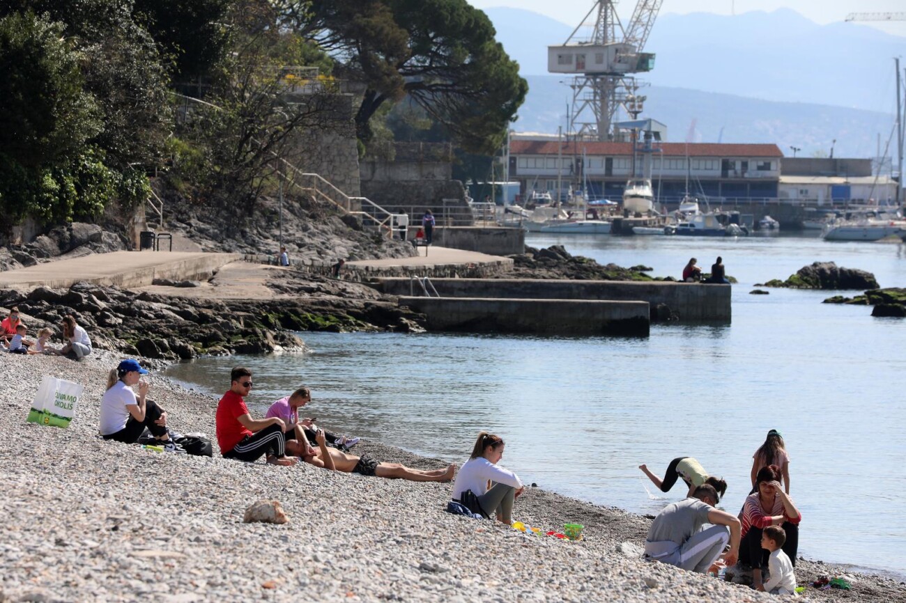 Rijeka: Mnogobrojni Riječani na plaži Kantrida Rijeka: Mnogobrojni Riječani na plaži Kantrida