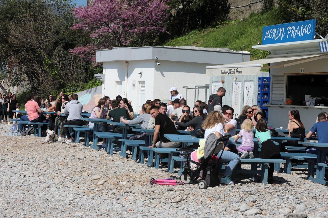 Rijeka: Mnogobrojni Riječani na plaži Kantrida Rijeka: Mnogobrojni Riječani na plaži Kantrida
