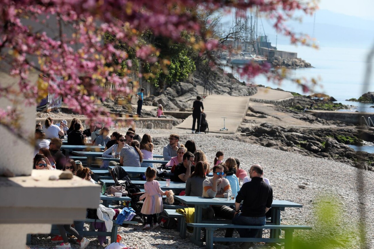 Rijeka: Mnogobrojni Riječani na plaži Kantrida Rijeka: Mnogobrojni Riječani na plaži Kantrida