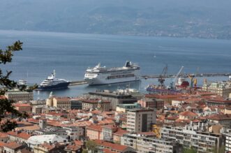 Rijeka: Kruzer MSC Armonia uplovio u riječku luku