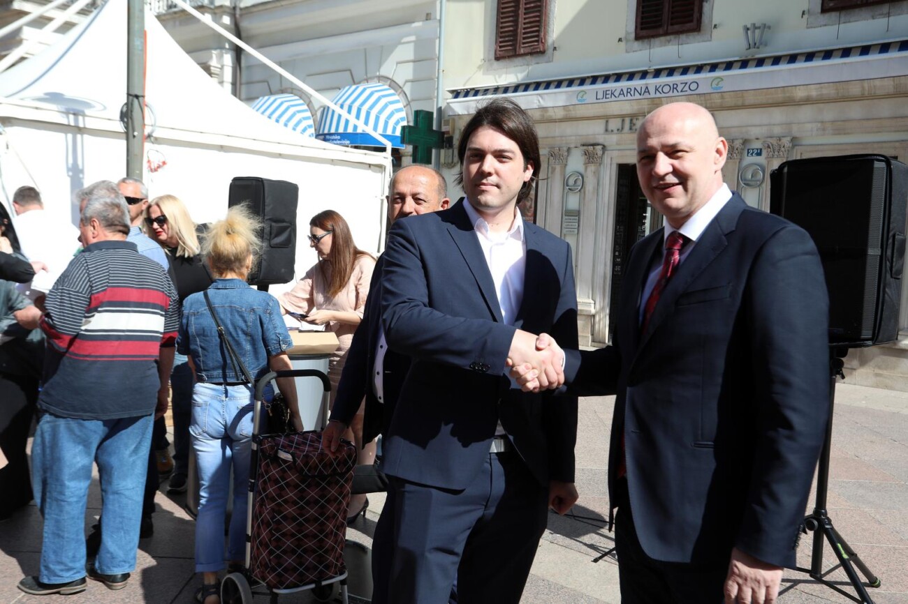 Rijeka: Mislav Kolakui? i Vilibor Sin?i? s gra?anima na Korzu Rijeka: Mislav Kolakui? i Vilibor Sin?i? s gra?anima na Korzu