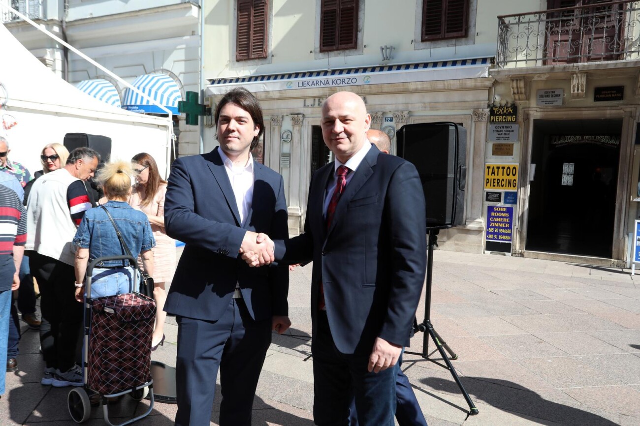 Rijeka: Mislav Kolakui? i Vilibor Sin?i? s gra?anima na Korzu Rijeka: Mislav Kolakui? i Vilibor Sin?i? s gra?anima na Korzu