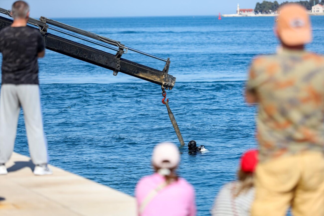 Zadar: Izvučen automobili koji je s obližnjeg parkinga ‘skliznuo’ u more Zadar: Izvučen automobili koji je s obližnjeg parkinga ‘skliznuo’ u more