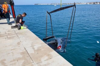 Zadar: Izvučen automobili koji je s obližnjeg parkinga ‘skliznuo’ u more