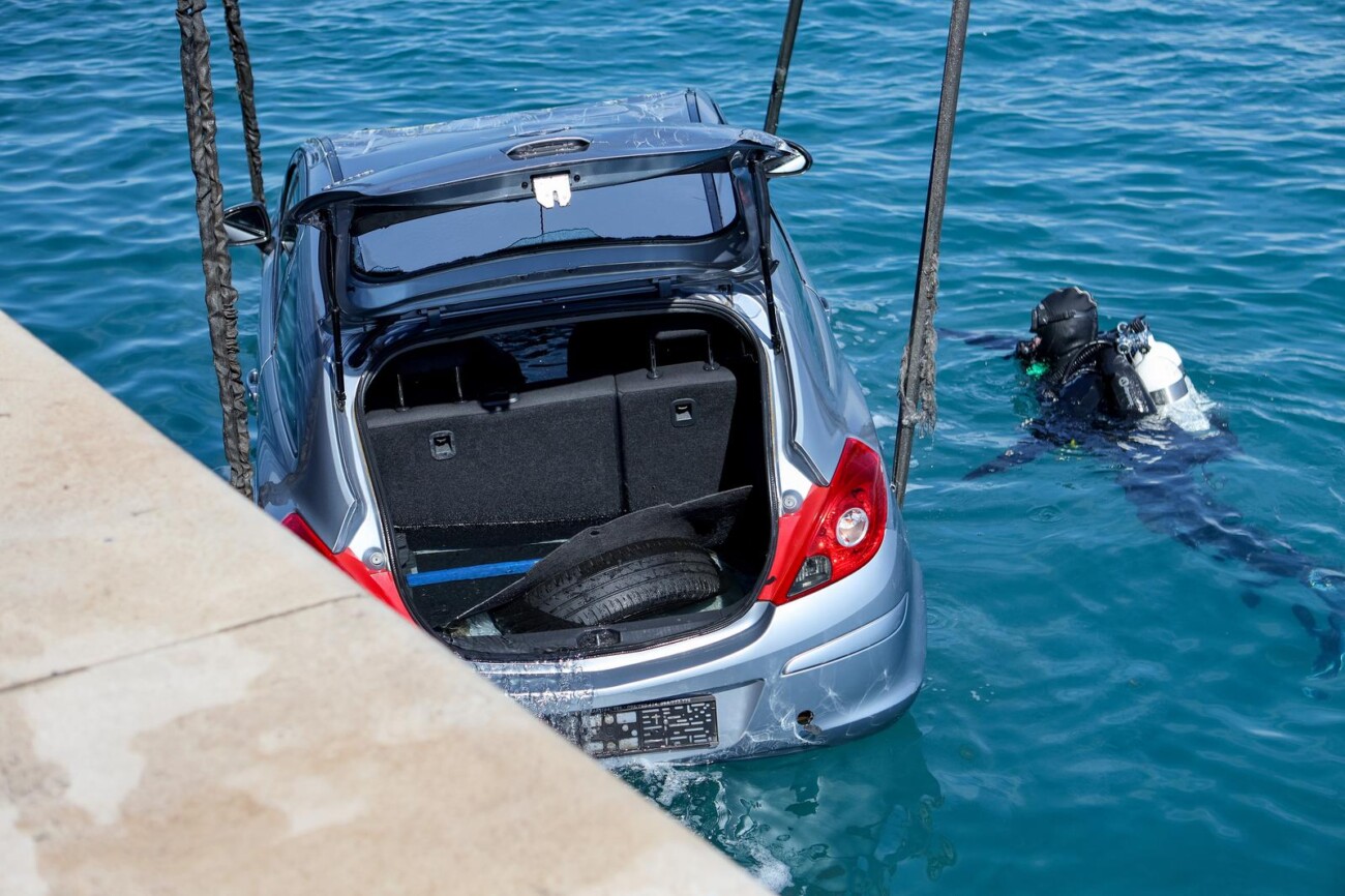 Zadar: Izvučen automobili koji je s obližnjeg parkinga ‘skliznuo’ u more Zadar: Izvučen automobili koji je s obližnjeg parkinga ‘skliznuo’ u more