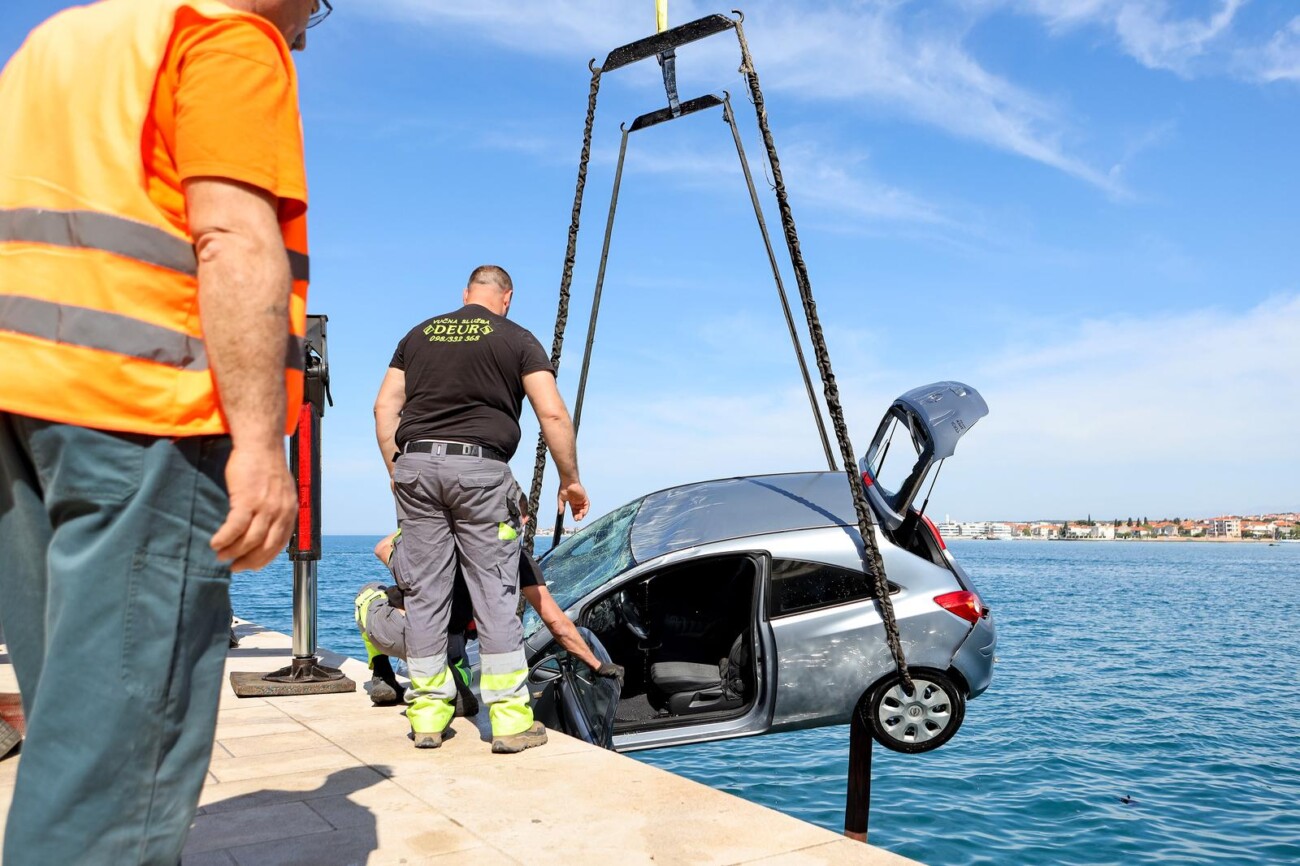Zadar: Izvučen automobili koji je s obližnjeg parkinga ‘skliznuo’ u more Zadar: Izvučen automobili koji je s obližnjeg parkinga ‘skliznuo’ u more