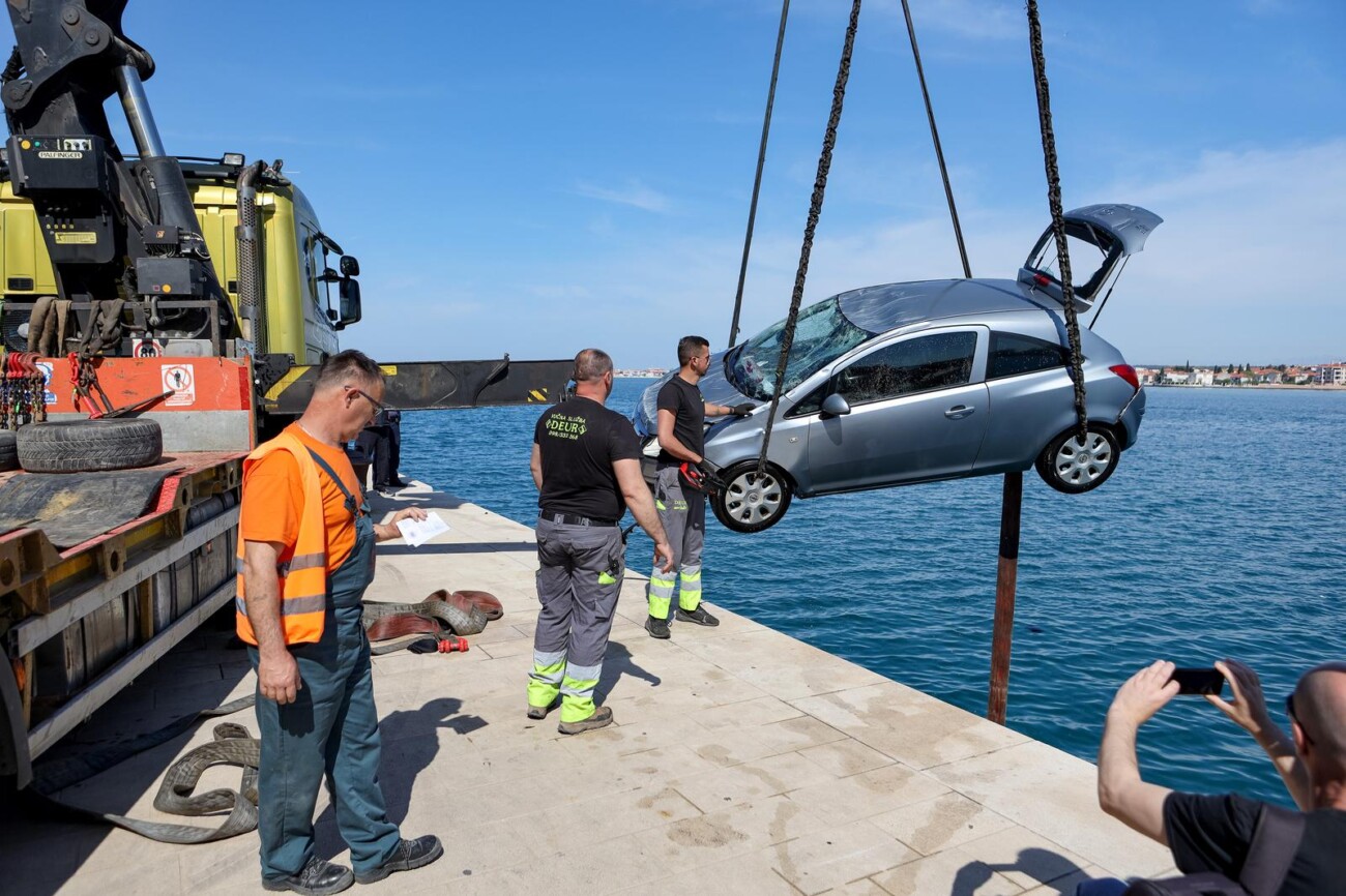 Zadar: Izvučen automobili koji je s obližnjeg parkinga ‘skliznuo’ u more Zadar: Izvučen automobili koji je s obližnjeg parkinga ‘skliznuo’ u more