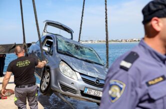 Zadar: Izvučen automobili koji je s obližnjeg parkinga ‘skliznuo’ u more