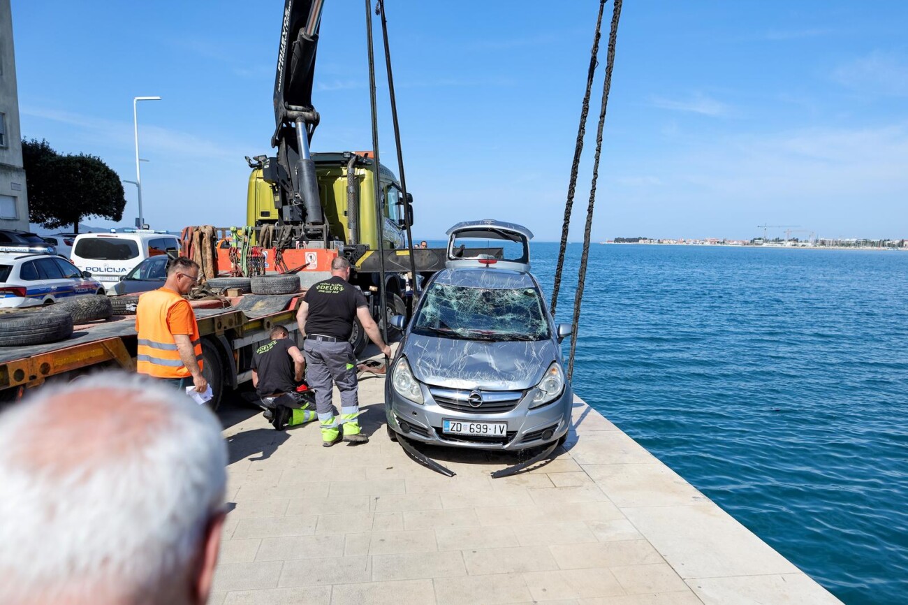 Zadar: Izvučen automobili koji je s obližnjeg parkinga ‘skliznuo’ u more Zadar: Izvučen automobili koji je s obližnjeg parkinga ‘skliznuo’ u more