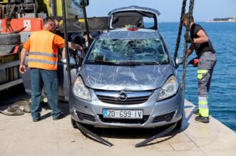 Zadar: Izvučen automobili koji je s obližnjeg parkinga ‘skliznuo’ u more