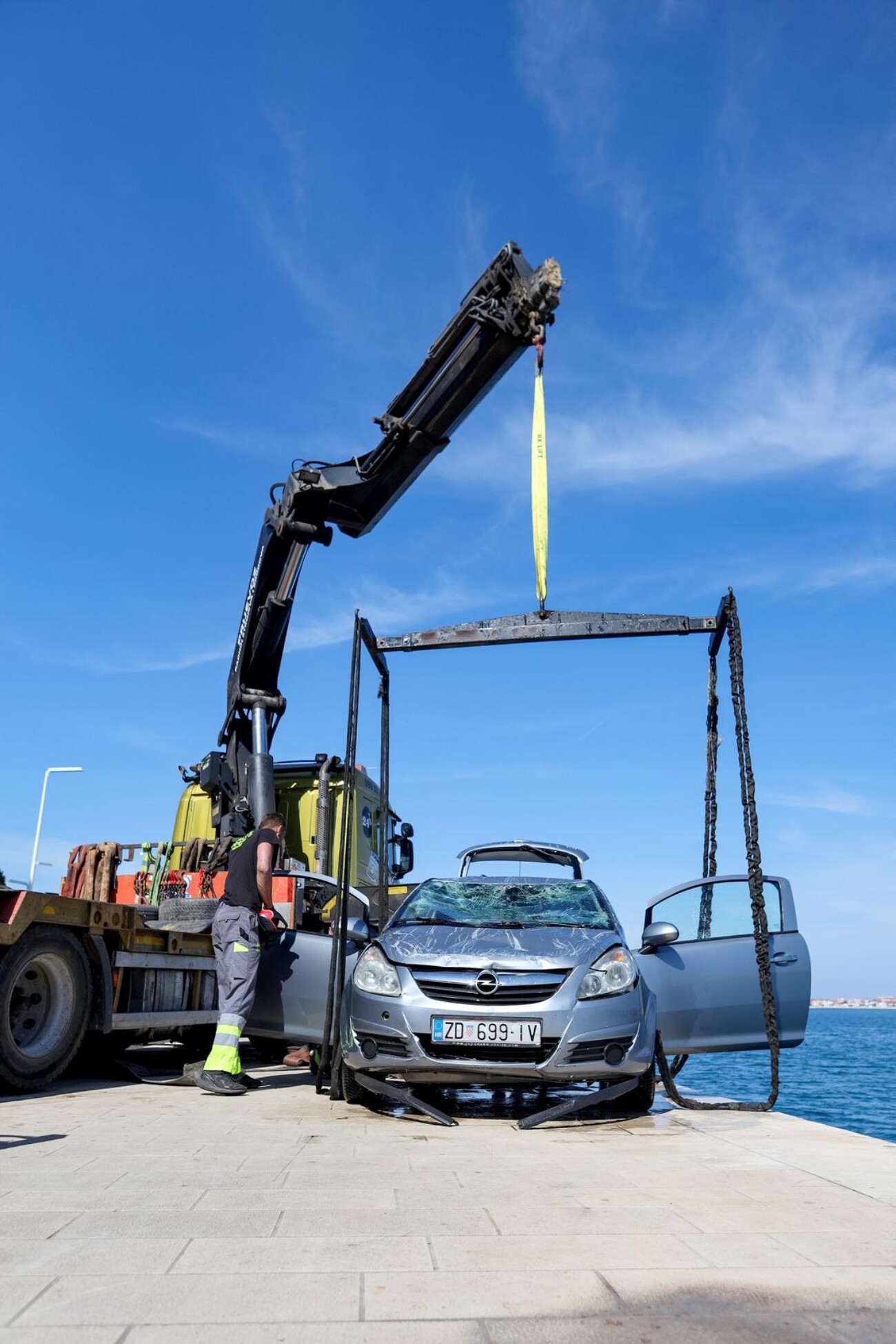 Zadar: Izvučen automobili koji je s obližnjeg parkinga ‘skliznuo’ u more Zadar: Izvučen automobili koji je s obližnjeg parkinga ‘skliznuo’ u more