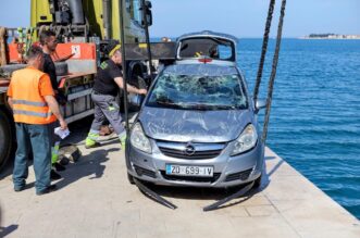 Zadar: Izvučen automobili koji je s obližnjeg parkinga ‘skliznuo’ u more