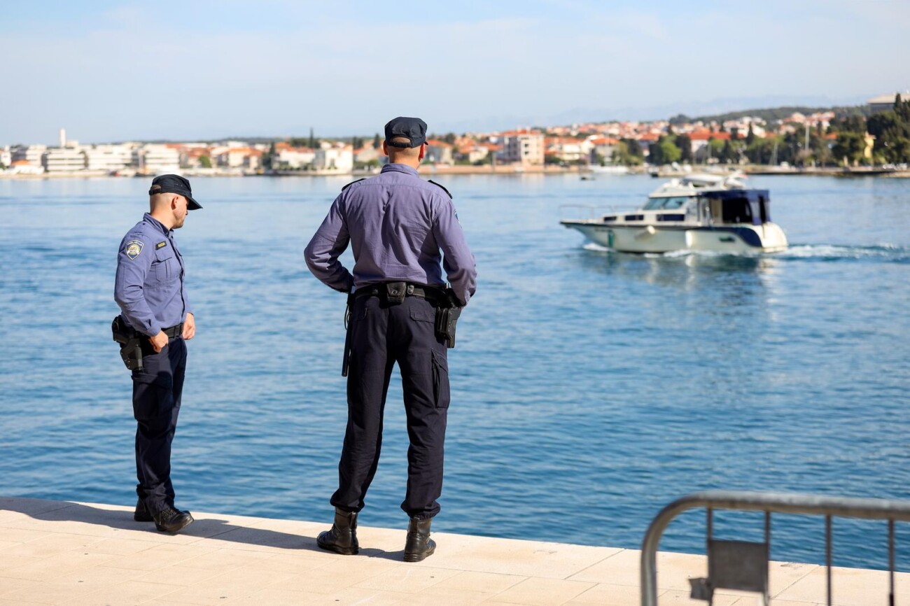 Zadar: Izvučen automobili koji je s obližnjeg parkinga ‘skliznuo’ u more Zadar: Izvučen automobili koji je s obližnjeg parkinga ‘skliznuo’ u more