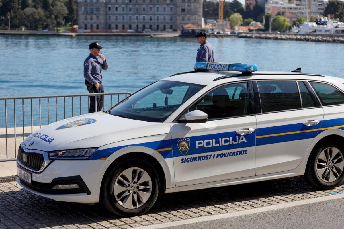 Zadar: Izvučen automobili koji je s obližnjeg parkinga 'skliznuo' u more