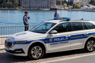 Zadar: Izvučen automobili koji je s obližnjeg parkinga ‘skliznuo’ u more