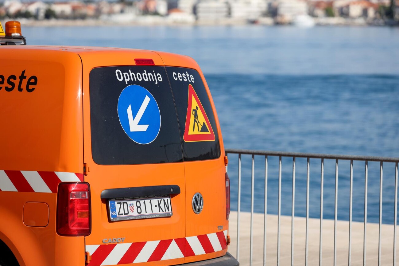 Zadar: Izvučen automobili koji je s obližnjeg parkinga ‘skliznuo’ u more Zadar: Izvučen automobili koji je s obližnjeg parkinga ‘skliznuo’ u more