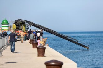 Zadar: Izvučen automobili koji je s obližnjeg parkinga ‘skliznuo’ u more