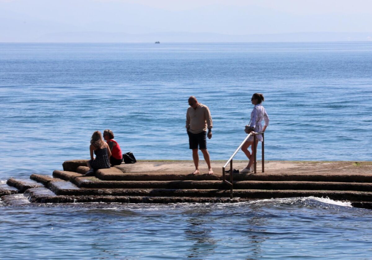 Opatija: Kupači i turisti na plaži Slatina