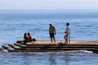 Opatija: Kupači i turisti na plaži Slatina