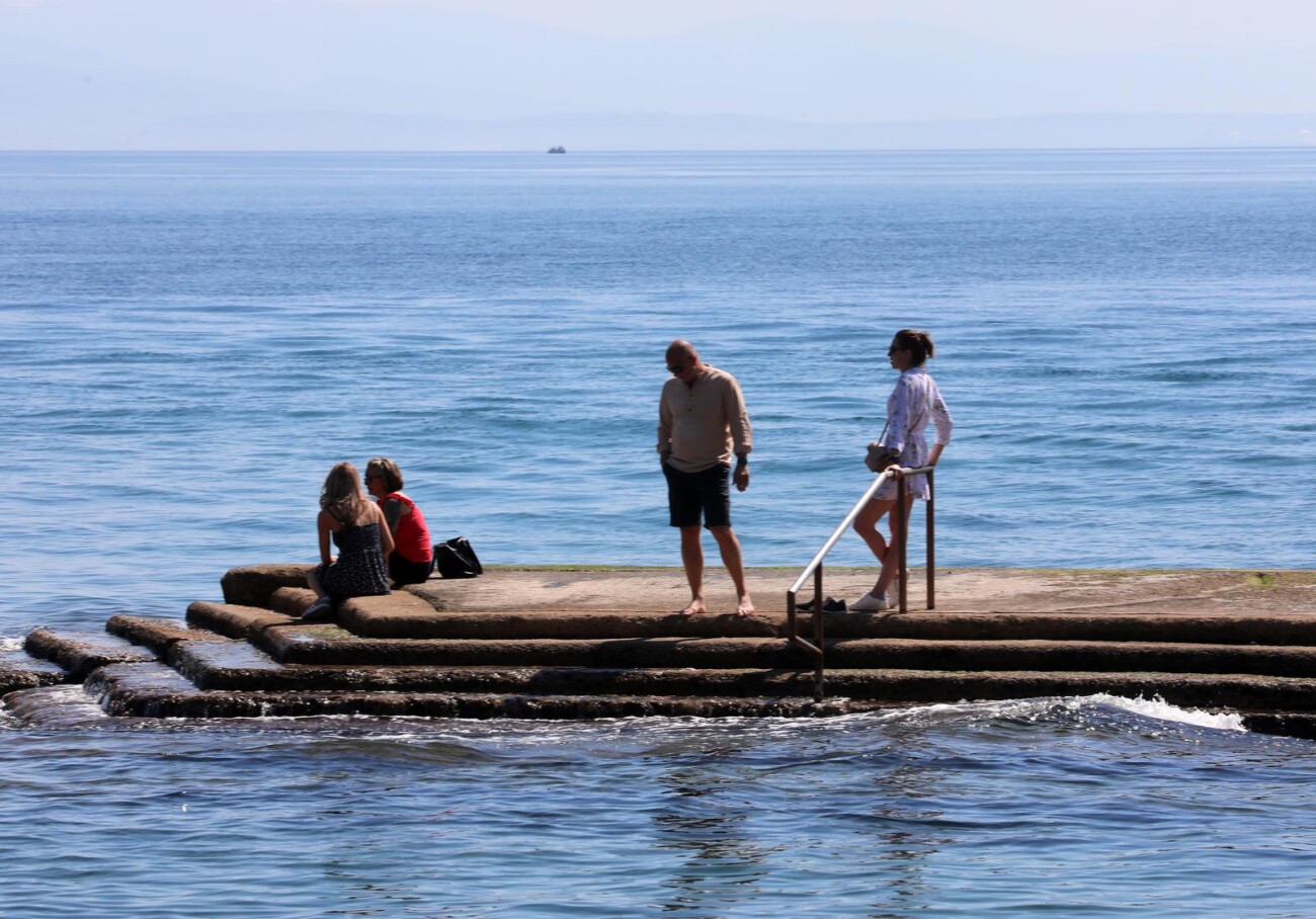 Opatija: Kupači i turisti na plaži Slatina Opatija: Kupači i turisti na plaži Slatina