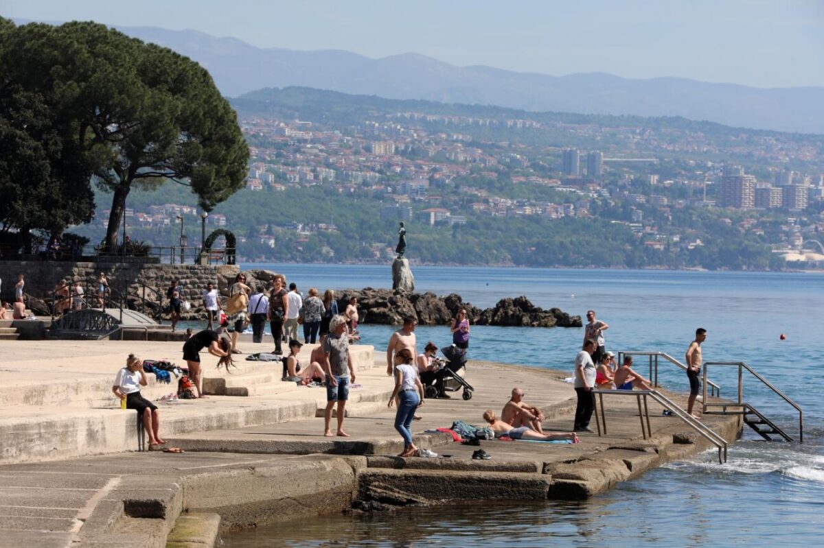 Opatija: Kupa?i i turisti na plai Slatina