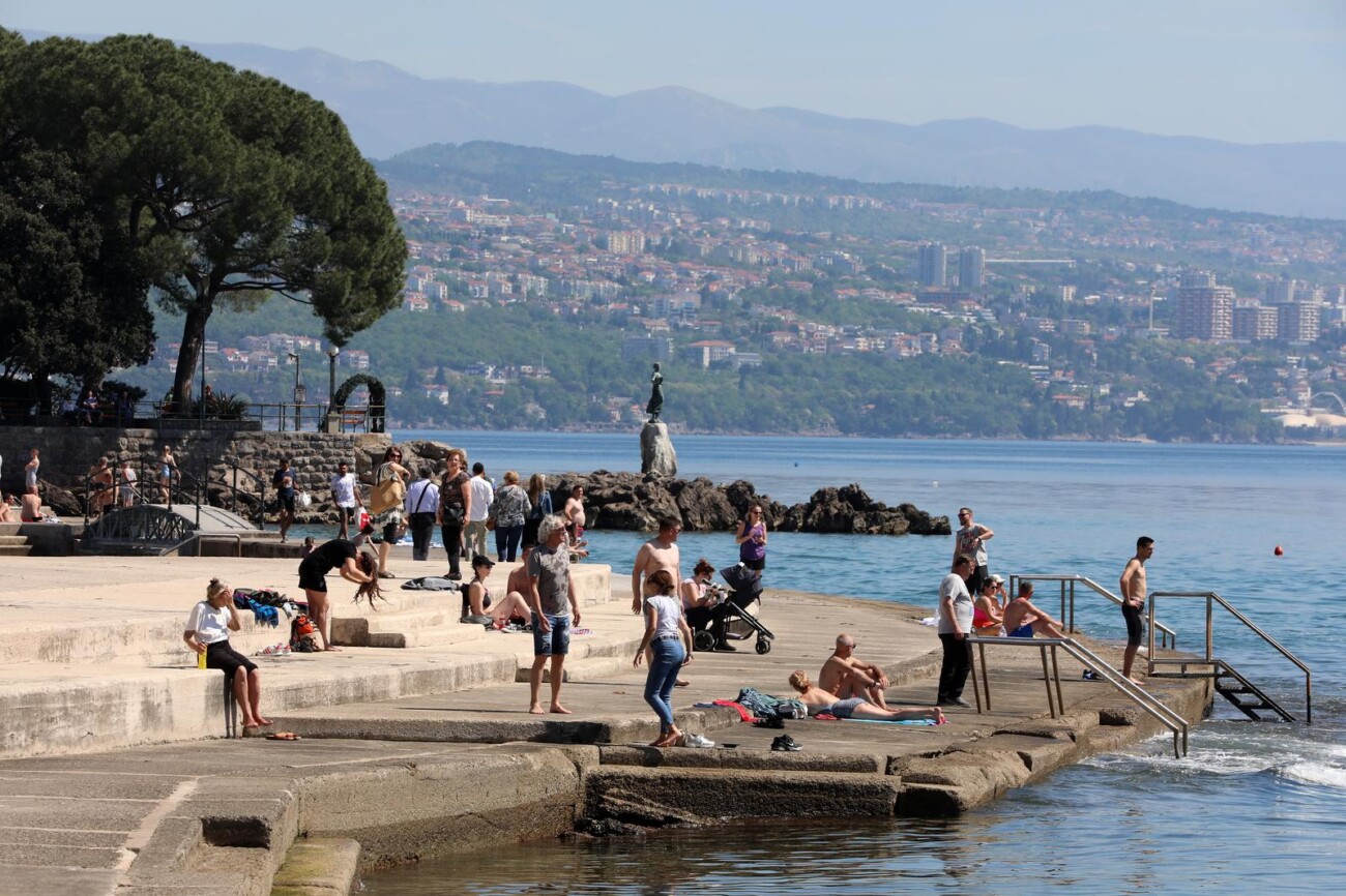 Opatija: Kupa?i i turisti na plai Slatina Opatija: Kupa?i i turisti na plai Slatina