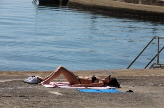 Opatija: Kupači i turisti na plaži Slatina