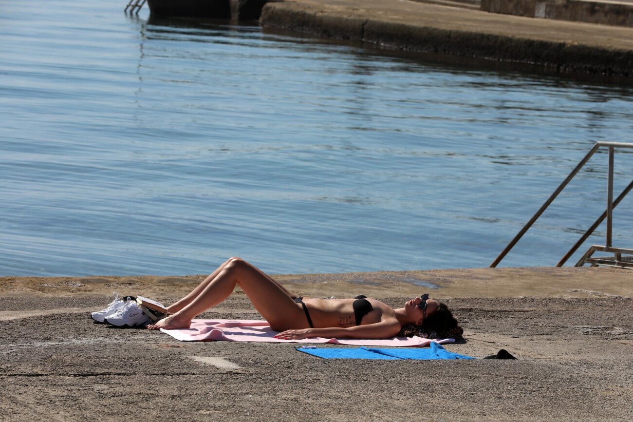 Opatija: Kupači i turisti na plaži Slatina Opatija: Kupači i turisti na plaži Slatina