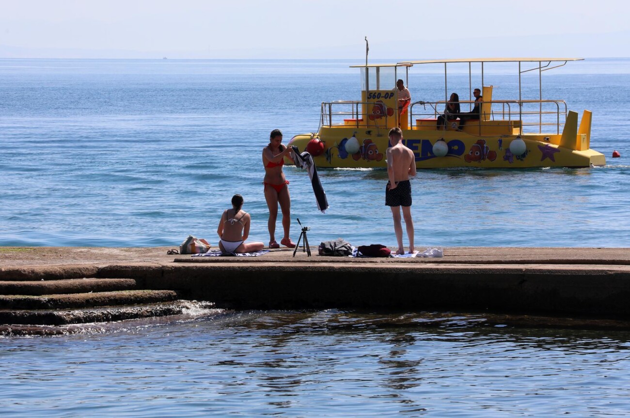 Opatija: Kupači i turisti na plaži Slatina Opatija: Kupači i turisti na plaži Slatina