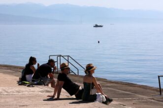 Opatija: Kupači i turisti na plaži Slatina