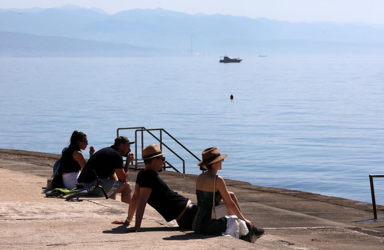 Opatija: Kupači i turisti na plaži Slatina Opatija: Kupači i turisti na plaži Slatina