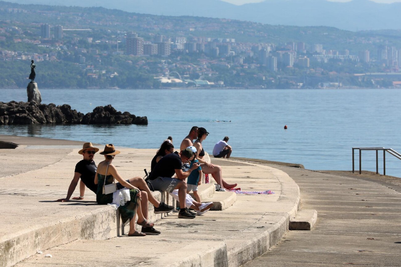 Opatija: Kupa?i i turisti na plai Slatina Opatija: Kupa?i i turisti na plai Slatina
