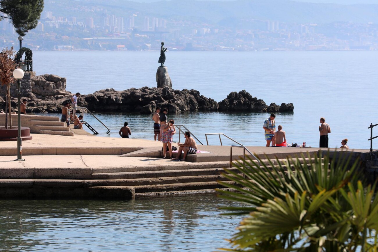 Opatija: Kupači i turisti na plaži Slatina Opatija: Kupači i turisti na plaži Slatina