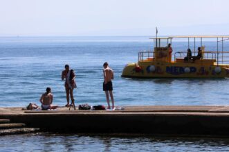 Opatija: Kupa?i i turisti na plai Slatina