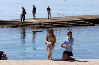 Opatija: Kupači i turisti na plaži Slatina