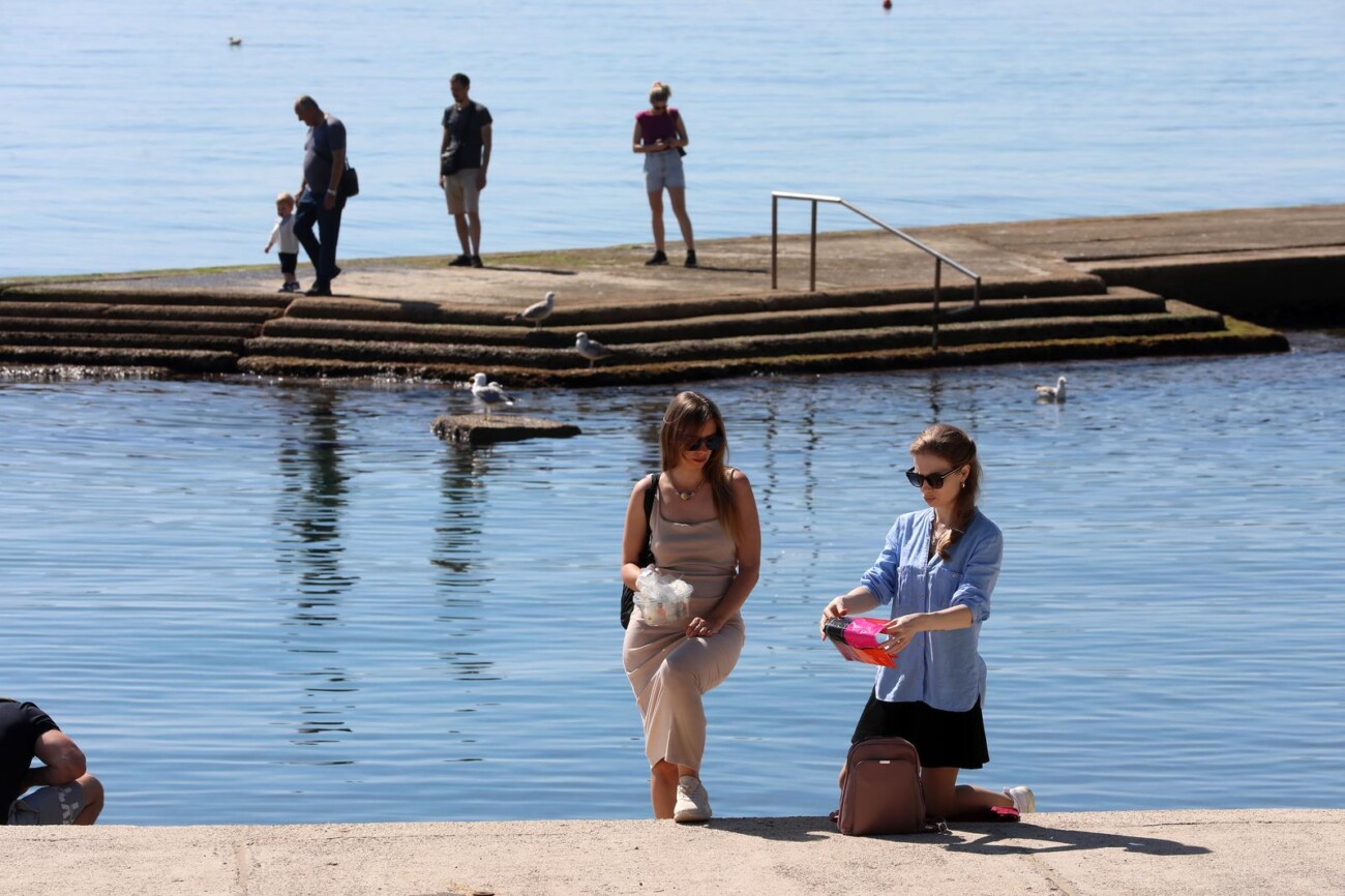 Opatija: Kupači i turisti na plaži Slatina Opatija: Kupači i turisti na plaži Slatina
