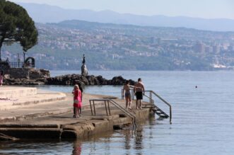 Opatija: Kupači i turisti na plaži Slatina