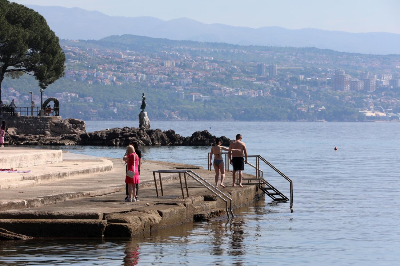 Opatija: Kupači i turisti na plaži Slatina Opatija: Kupači i turisti na plaži Slatina