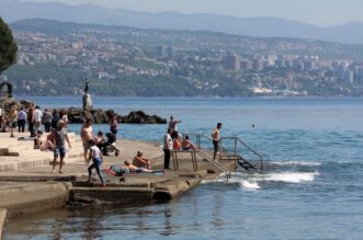 Opatija: Kupa?i i turisti na plai Slatina