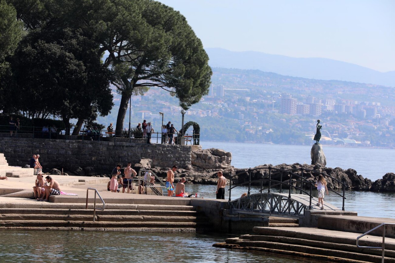 Opatija: Kupači i turisti na plaži Slatina Opatija: Kupači i turisti na plaži Slatina